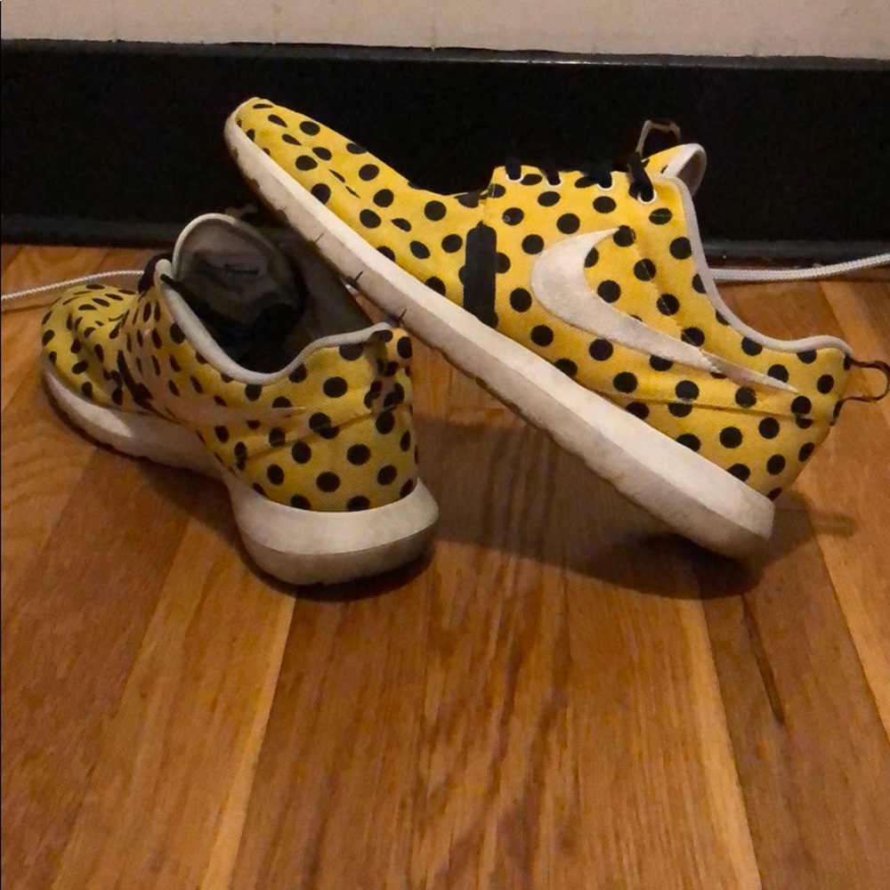Nike Yellow/Black Polka Dot Roshe’ - Size 10.5